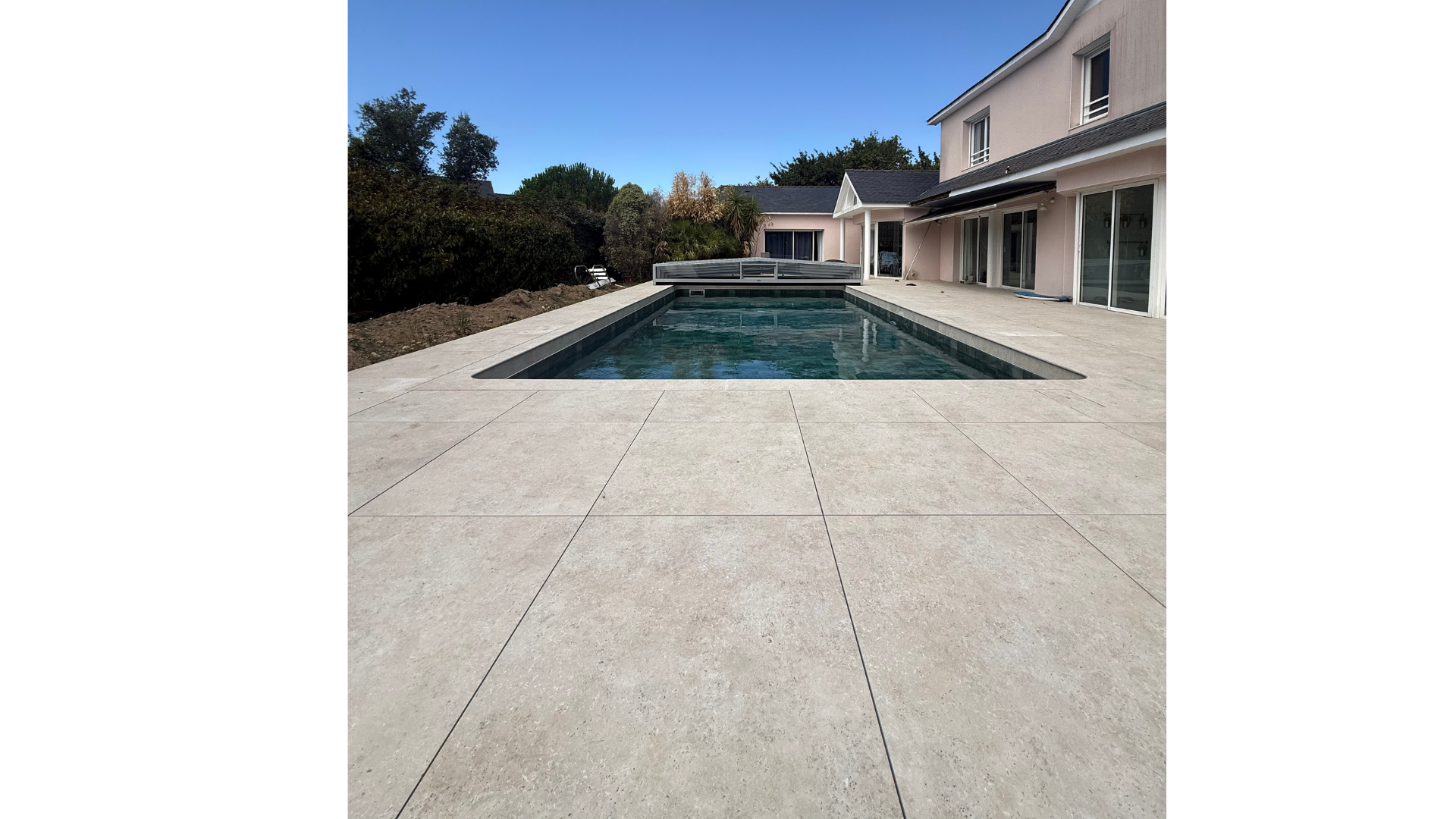 photo d'une terrasse sur plot avec une grande piscine au centre